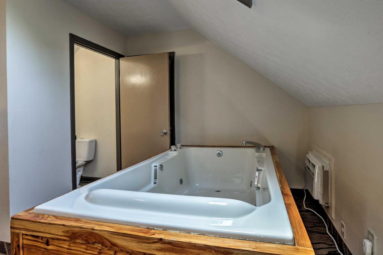 Burkesville Apt With Deck, Views And Pool Access! Екстериор снимка